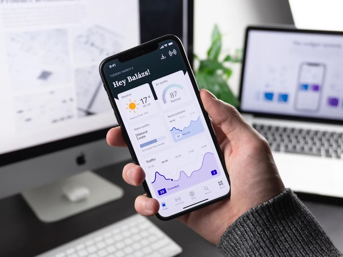 Telemóvel a mostrar interface de aplicação móvel